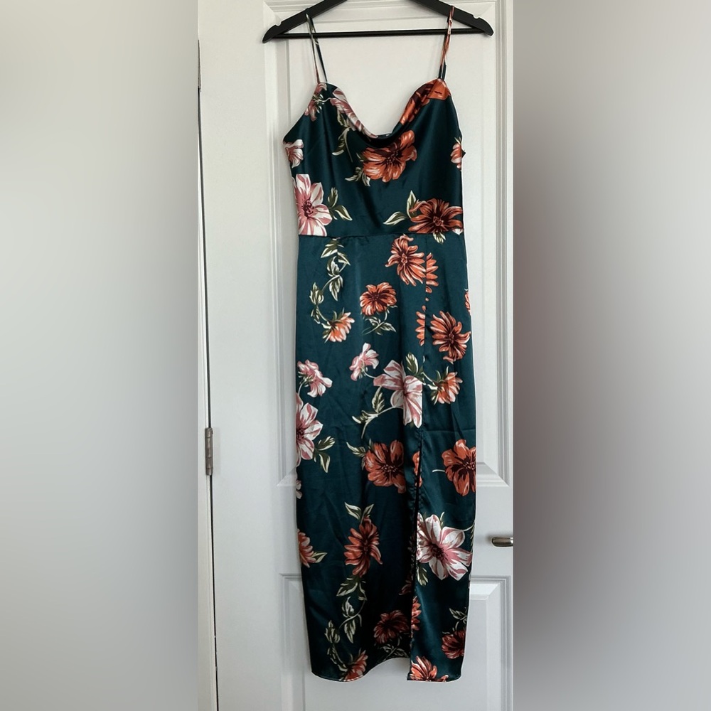 💖5 for $25 bundle deal💖
SHEIN Floral Green dress